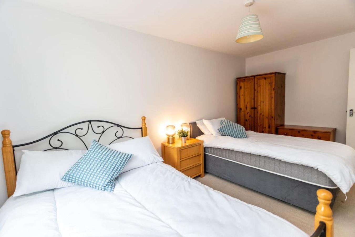 Apartment Florey Court, Long Disc, Sleeps 6 In 2 Bedrooms, Parking *