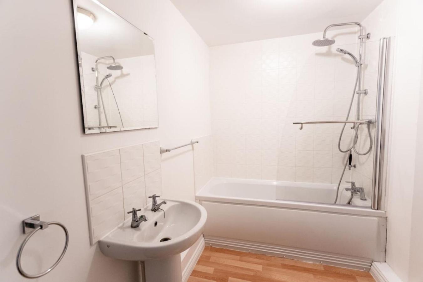 Florey Court, Long Disc, Sleeps 6 In 2 Bedrooms, Parking Apartment