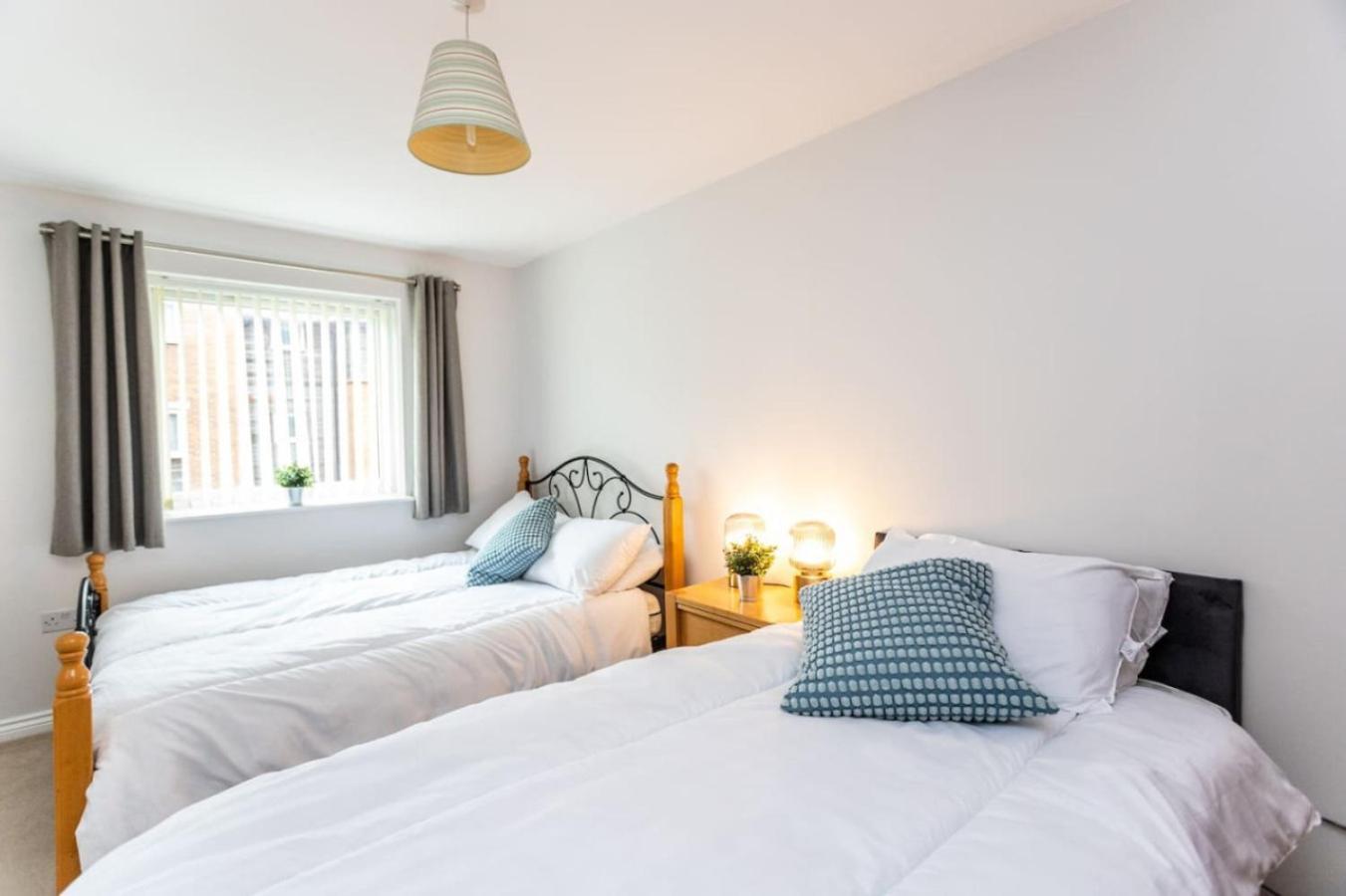 Florey Court, Long Disc, Sleeps 6 In 2 Bedrooms, Parking Apartment Swindon