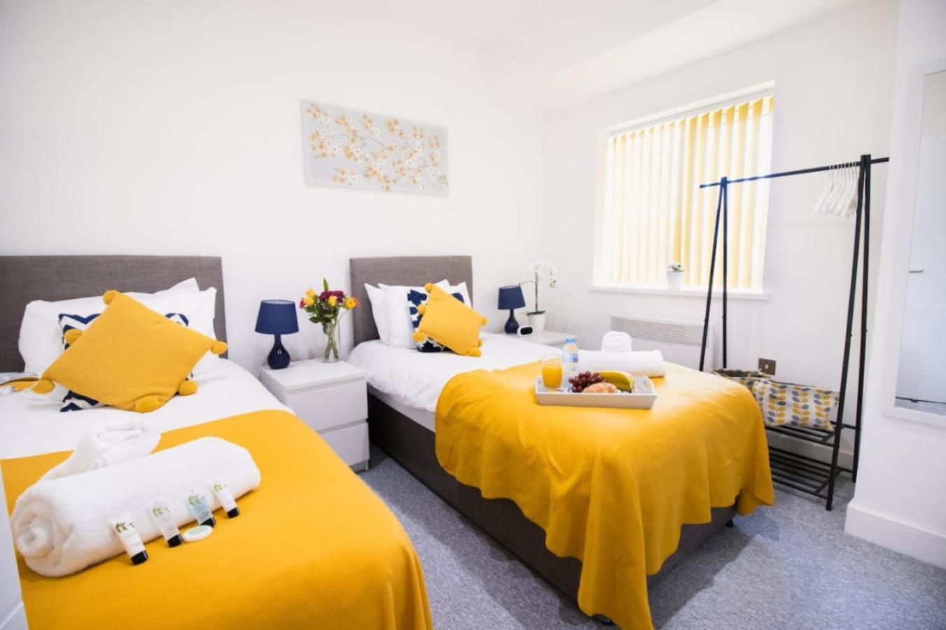 6 Cb - Spacious 2 Bedroom Apartment, Sleeps 3, Parking, Wifi * Swindon