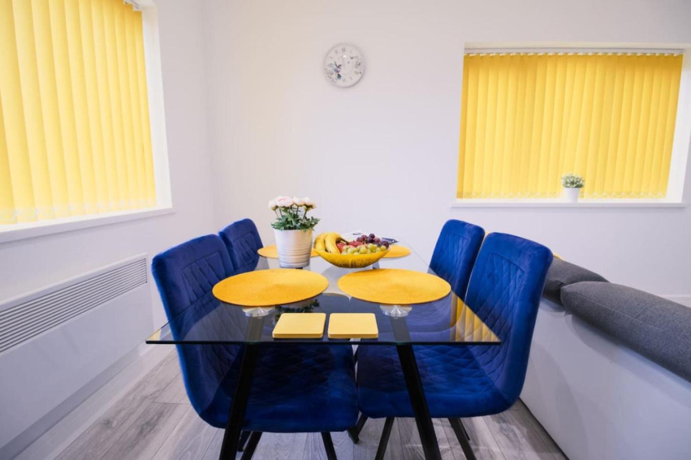 6 Cb - Spacious 2 Bedroom Apartment, Sleeps 3, Parking, Wifi Swindon