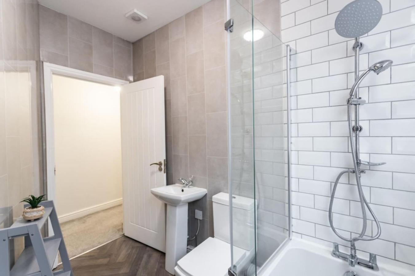 Flat B Commercial Road, 3 Bedrooms, Sleeps 5, Located In Town Centre * Swindon