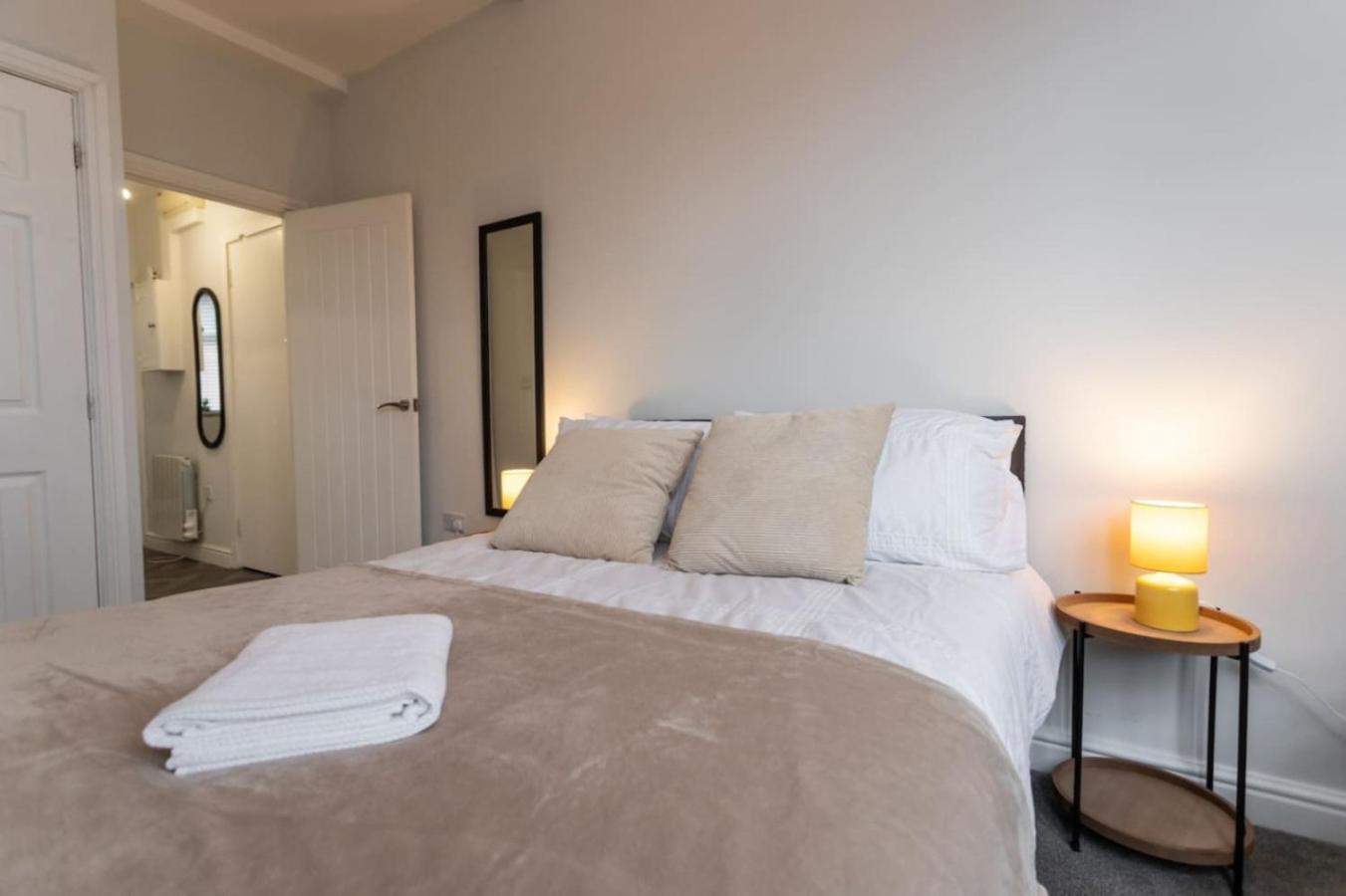 Flat B Commercial Road, 3 Bedrooms, Sleeps 5, Located In Town Centre Holiday home