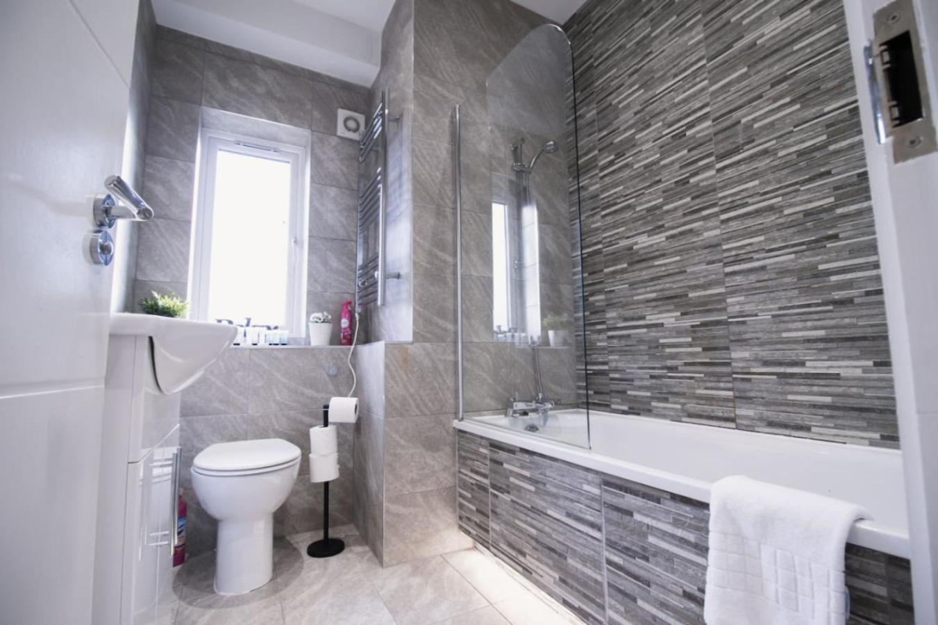 6 Cb - Spacious 2 Bedroom Apartment, Sleeps 3, Parking, Wifi