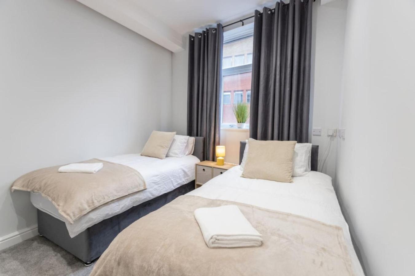 Flat B Commercial Road, 3 Bedrooms, Sleeps 5, Located In Town Centre Holiday home *