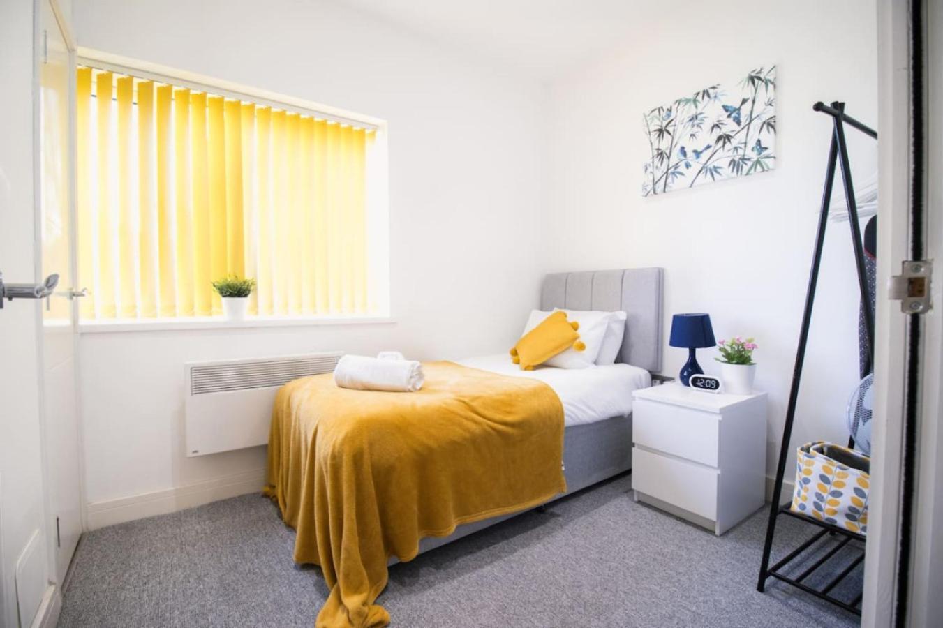 6 Cb - Spacious 2 Bedroom Apartment, Sleeps 3, Parking, Wifi *