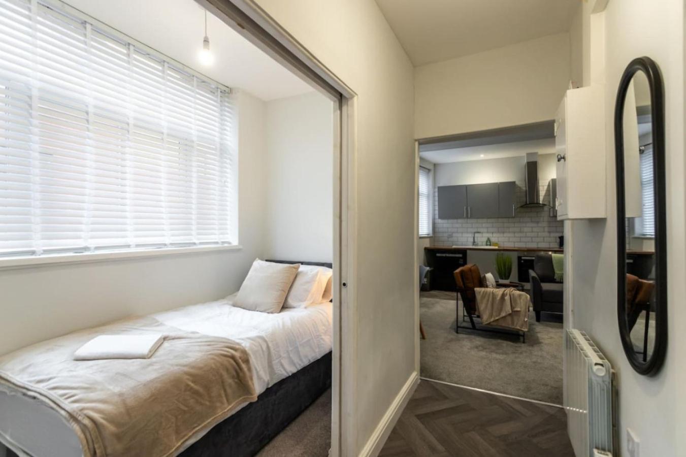 Flat B Commercial Road, 3 Bedrooms, Sleeps 5, Located In Town Centre Swindon