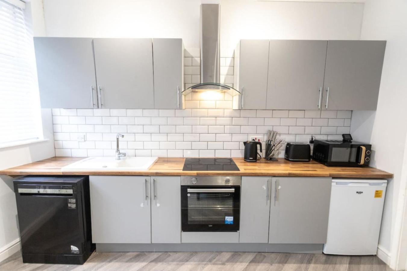 Flat B Commercial Road, 3 Bedrooms, Sleeps 5, Located In Town Centre * Swindon