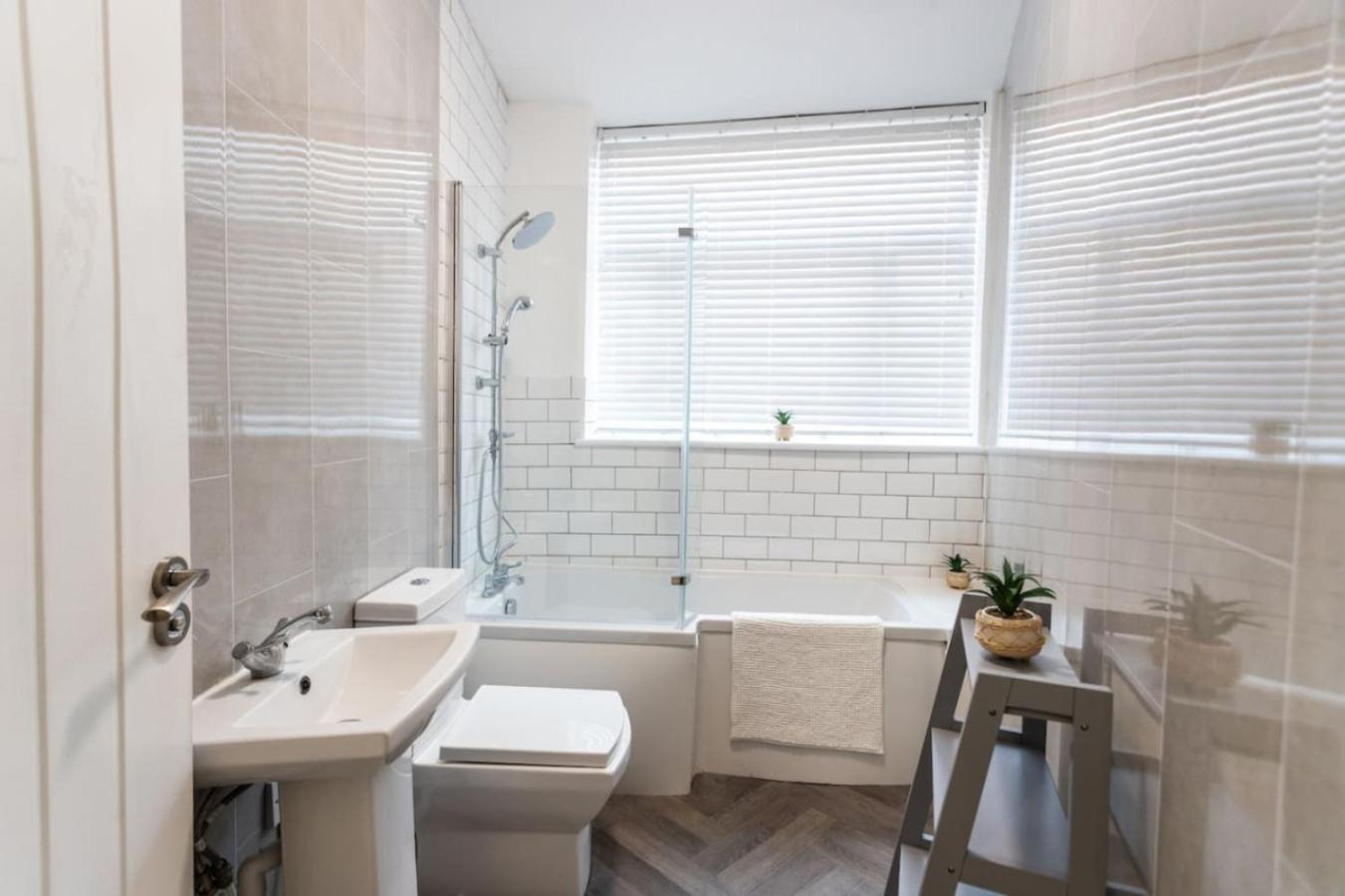 Holiday home Flat B Commercial Road, 3 Bedrooms, Sleeps 5, Located In Town Centre