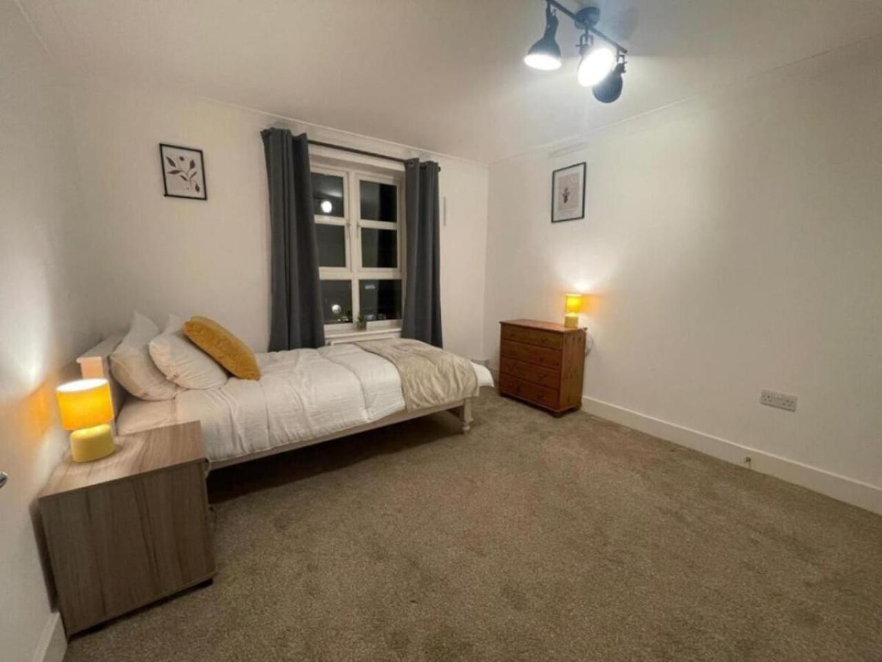 4 Bradford Old Town Swindon, 2 Bedroom, Sleeps 5, Free Secure Parking, Wifi, Long Disc Apartment *