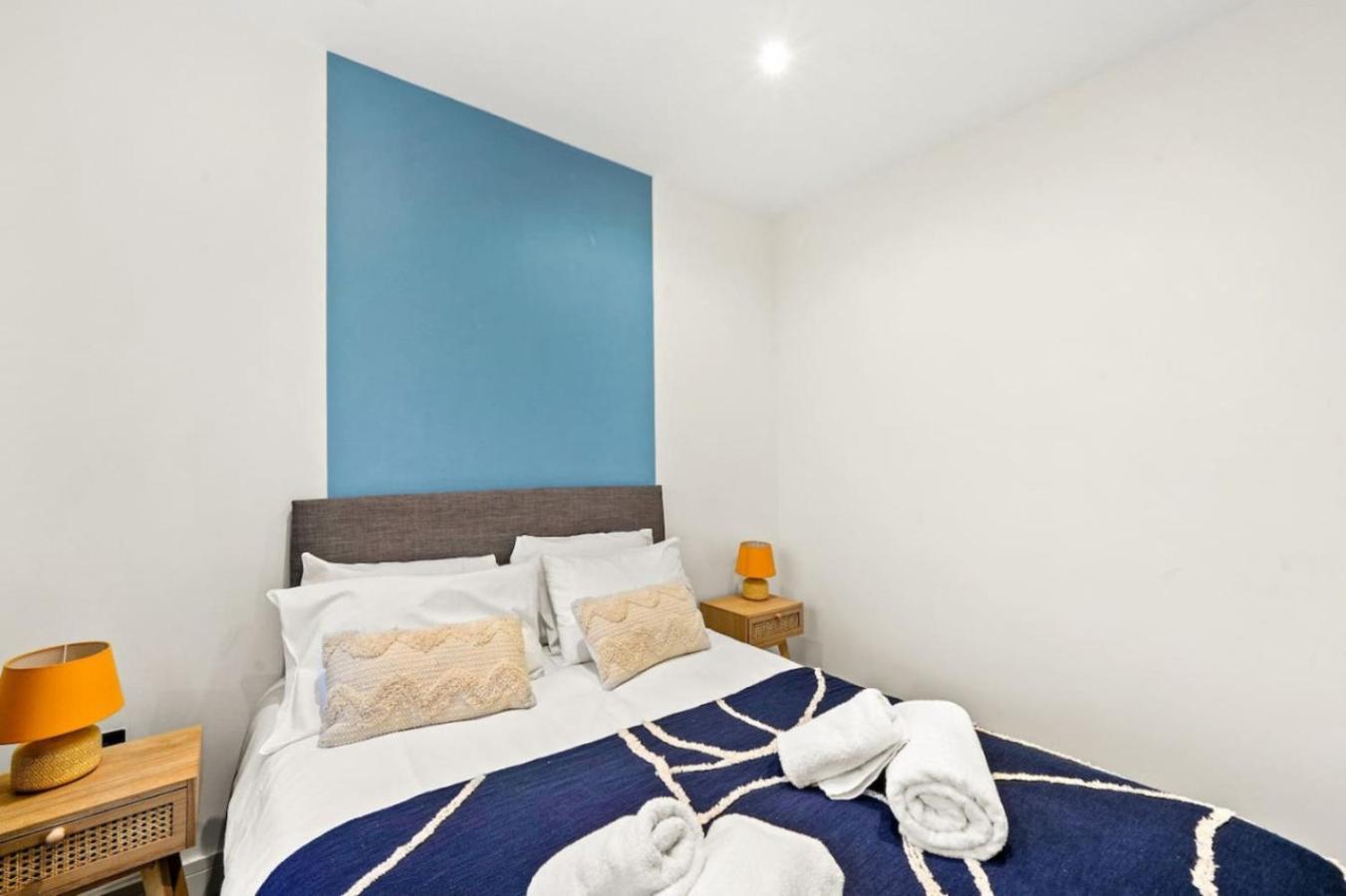 Apartment 3cb 2 Bedroom In Swindon, Free Parking, Wifi, Long *