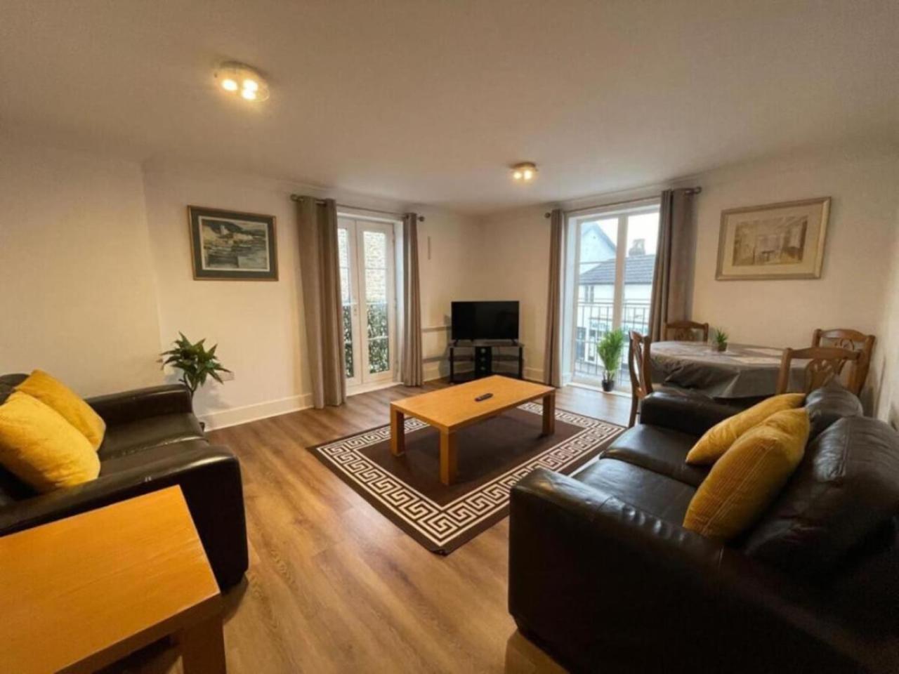 4 Bradford Old Town Swindon, 2 Bedroom, Sleeps 5, Free Secure Parking, Wifi, Long Disc Swindon