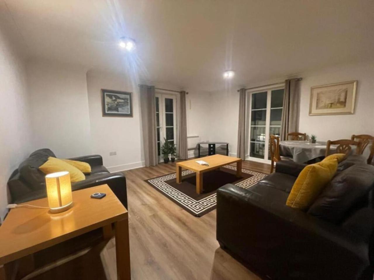 4 Bradford Old Town Swindon, 2 Bedroom, Sleeps 5, Free Secure Parking, Wifi, Long Disc Apartment
