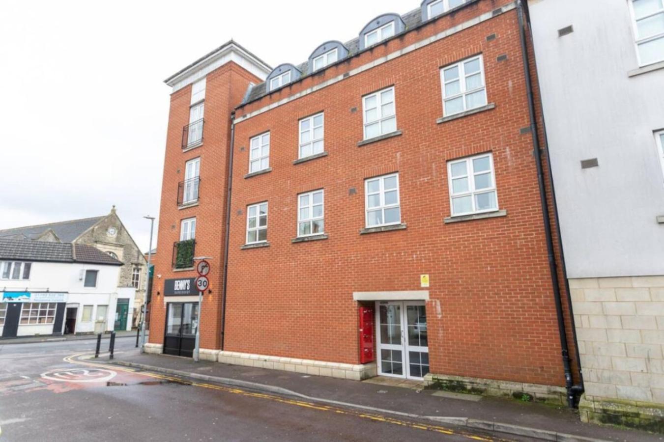 4 Bradford Old Town Swindon, 2 Bedroom, Sleeps 5, Free Secure Parking, Wifi, Long Disc *