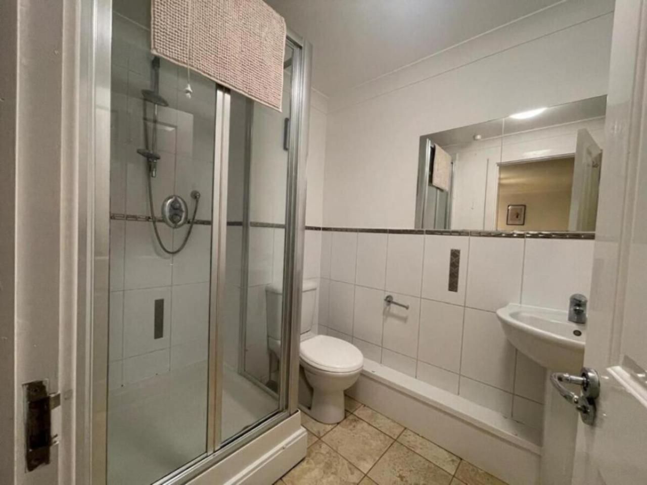 4 Bradford Old Town Swindon, 2 Bedroom, Sleeps 5, Free Secure Parking, Wifi, Long Disc * Swindon