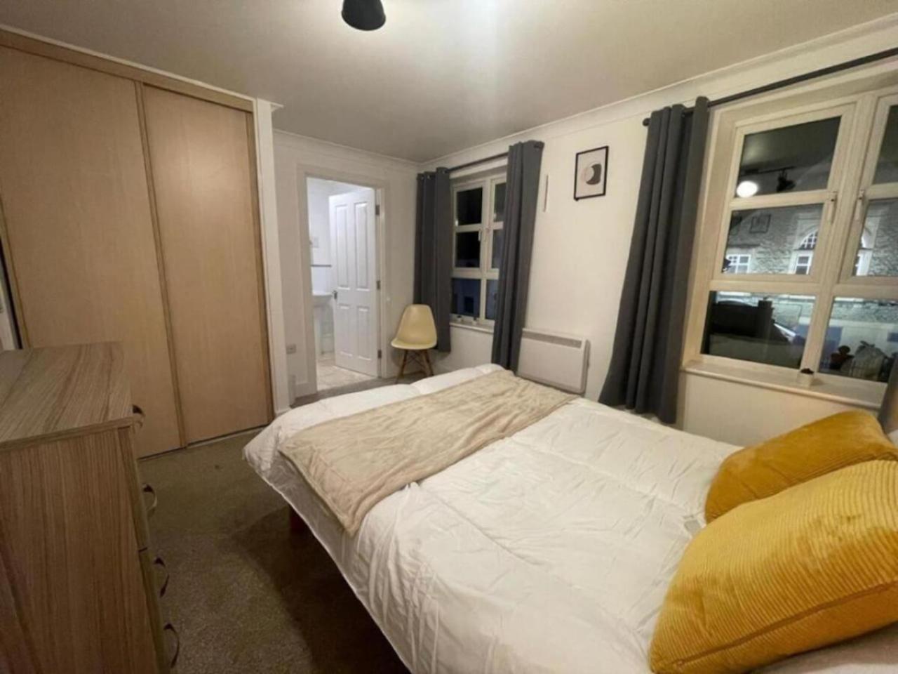 4 Bradford Old Town Swindon, 2 Bedroom, Sleeps 5, Free Secure Parking, Wifi, Long Disc Apartment *