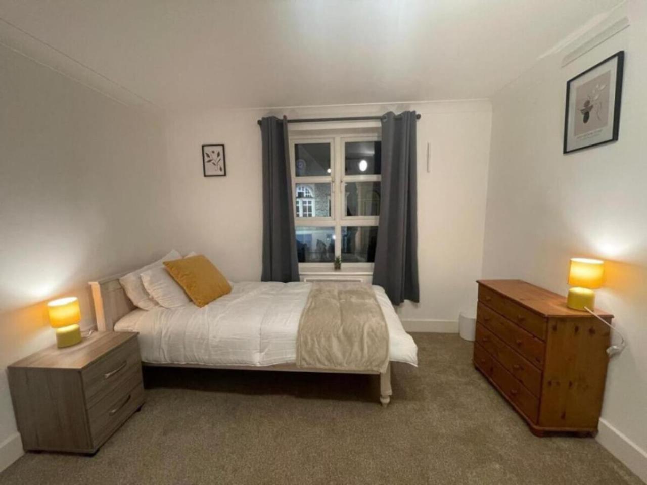 Apartment 4 Bradford Old Town Swindon, 2 Bedroom, Sleeps 5, Free Secure Parking, Wifi, Long Disc Swindon