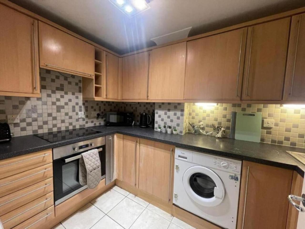 4 Bradford Old Town Swindon, 2 Bedroom, Sleeps 5, Free Secure Parking, Wifi, Long Disc Apartment *