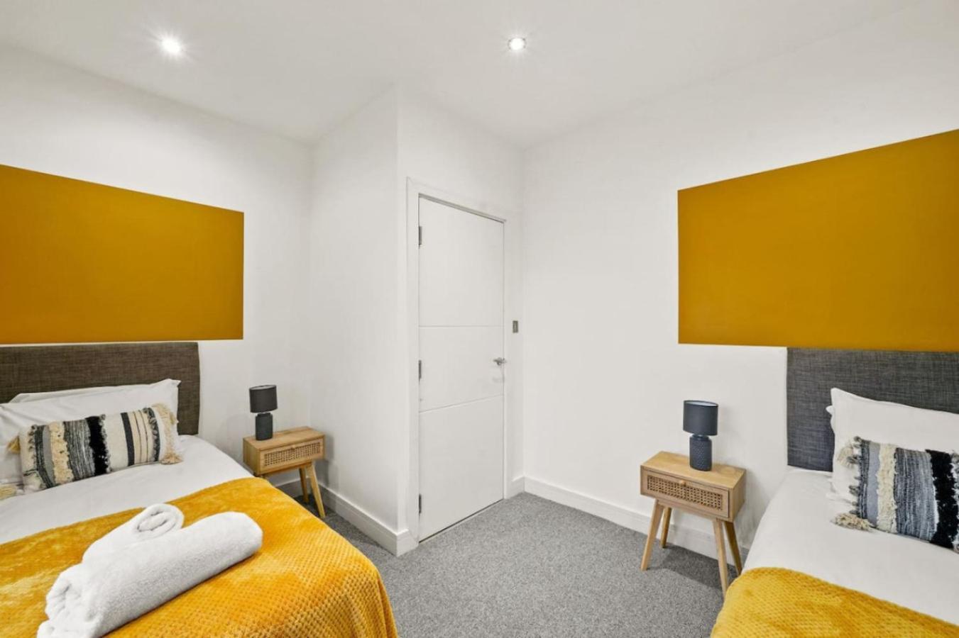 Apartment 3cb 2 Bedroom In Swindon, Free Parking, Wifi, Long *