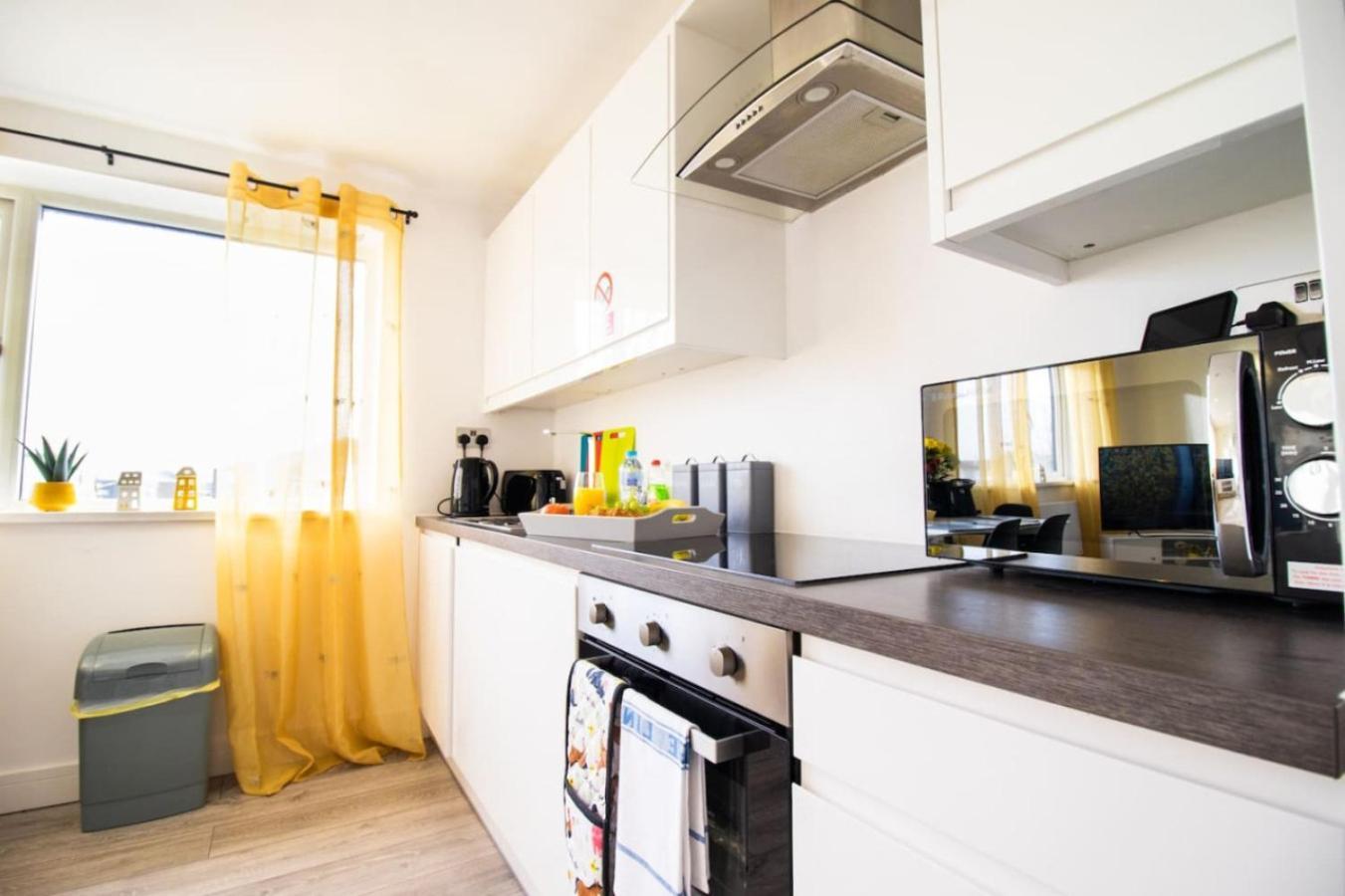 Apartment 18cb 2 Bedroom Apartment, Sleeps 4, Long Stays, Free Parking In A Great Location Swindon