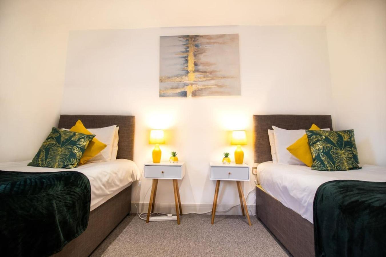 18cb 2 Bedroom Apartment, Sleeps 4, Long Stays, Free Parking In A Great Location *