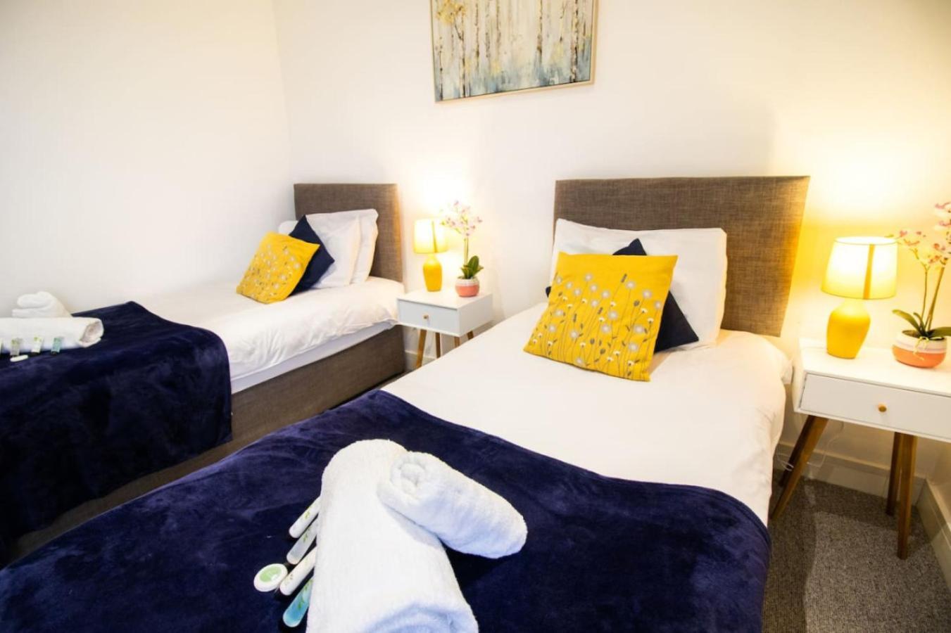 18cb 2 Bedroom Apartment, Sleeps 4, Long Stays, Free Parking In A Great Location Swindon
