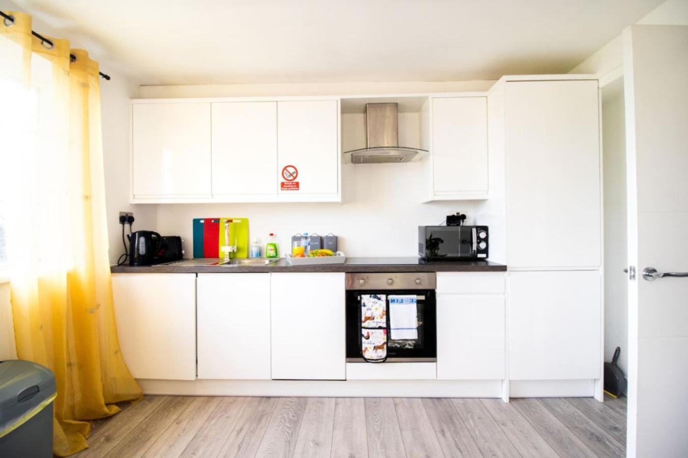 18cb 2 Bedroom Apartment, Sleeps 4, Long Stays, Free Parking In A Great Location * Swindon