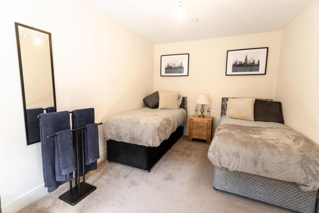 Apartment 12fwc, 2 Bedroom Apartment, Sleeps 4, Free Parking, Town Centre Location *