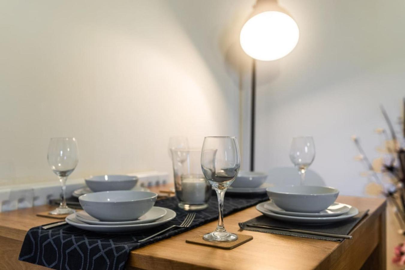 12fwc, 2 Bedroom Apartment, Sleeps 4, Free Parking, Town Centre Location Apartment Swindon
