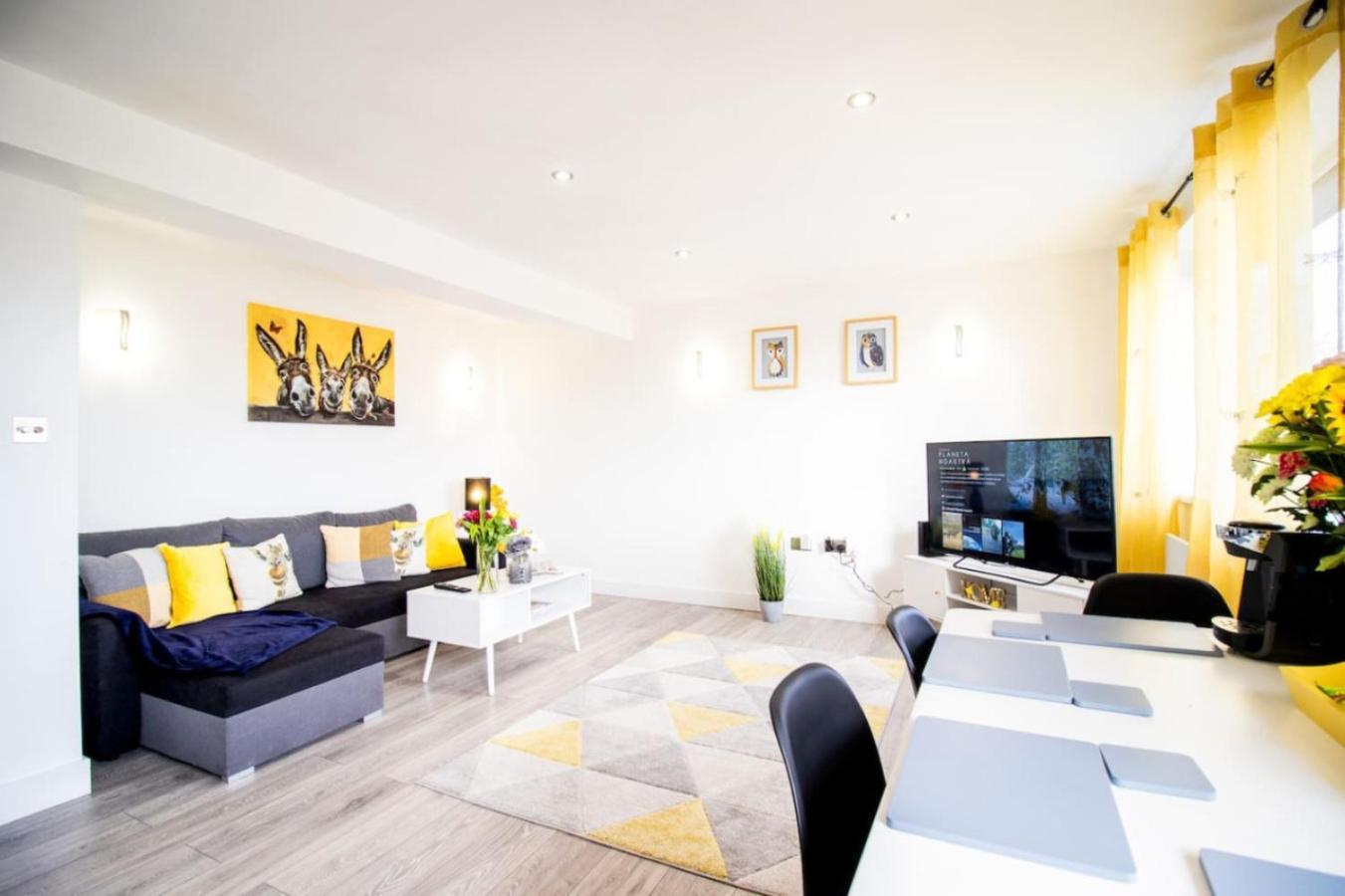 18cb 2 Bedroom Apartment, Sleeps 4, Long Stays, Free Parking In A Great Location *