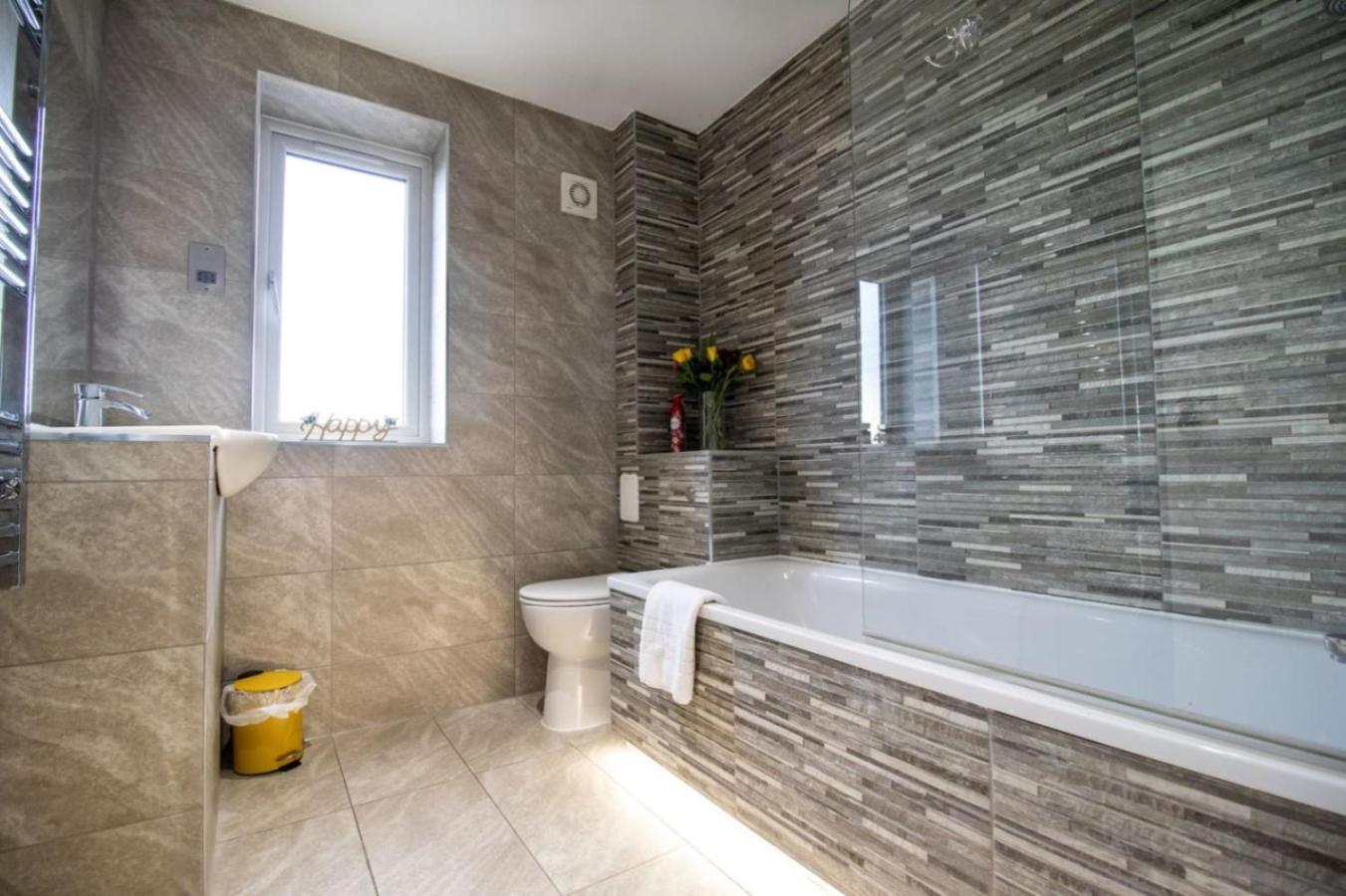18cb 2 Bedroom Apartment, Sleeps 4, Long Stays, Free Parking In A Great Location *