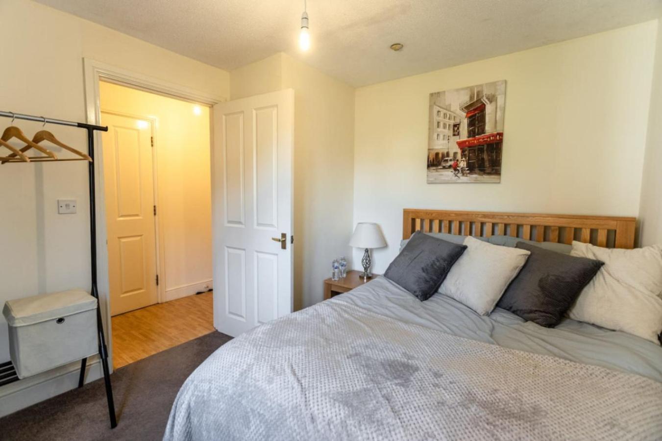 Apartment 12fwc, 2 Bedroom Apartment, Sleeps 4, Free Parking, Town Centre Location *