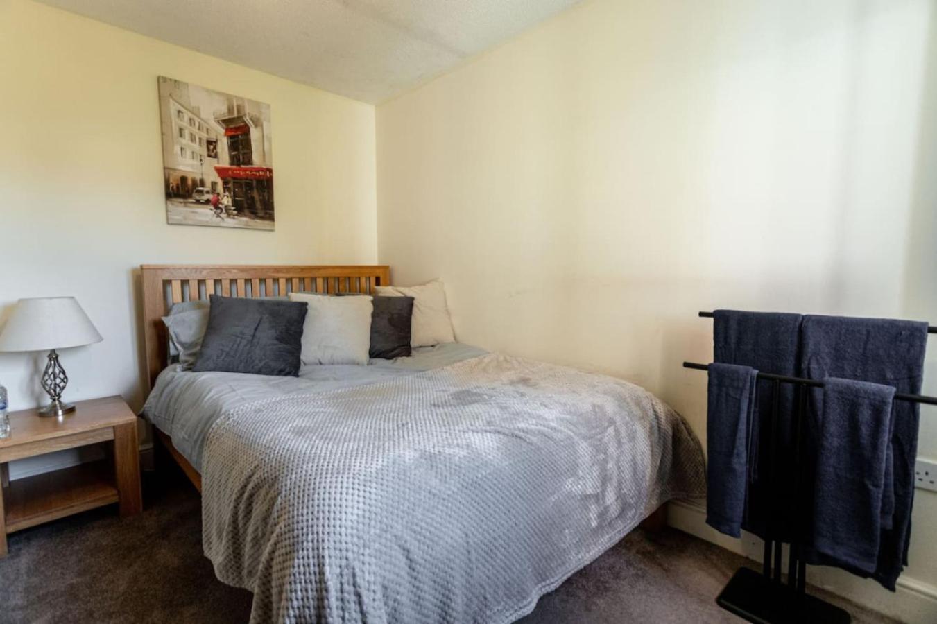 12fwc, 2 Bedroom Apartment, Sleeps 4, Free Parking, Town Centre Location Apartment Swindon