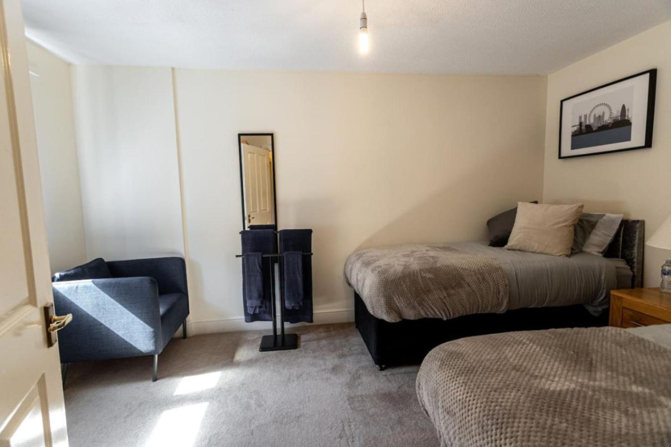 Apartment 12fwc, 2 Bedroom Apartment, Sleeps 4, Free Parking, Town Centre Location Swindon