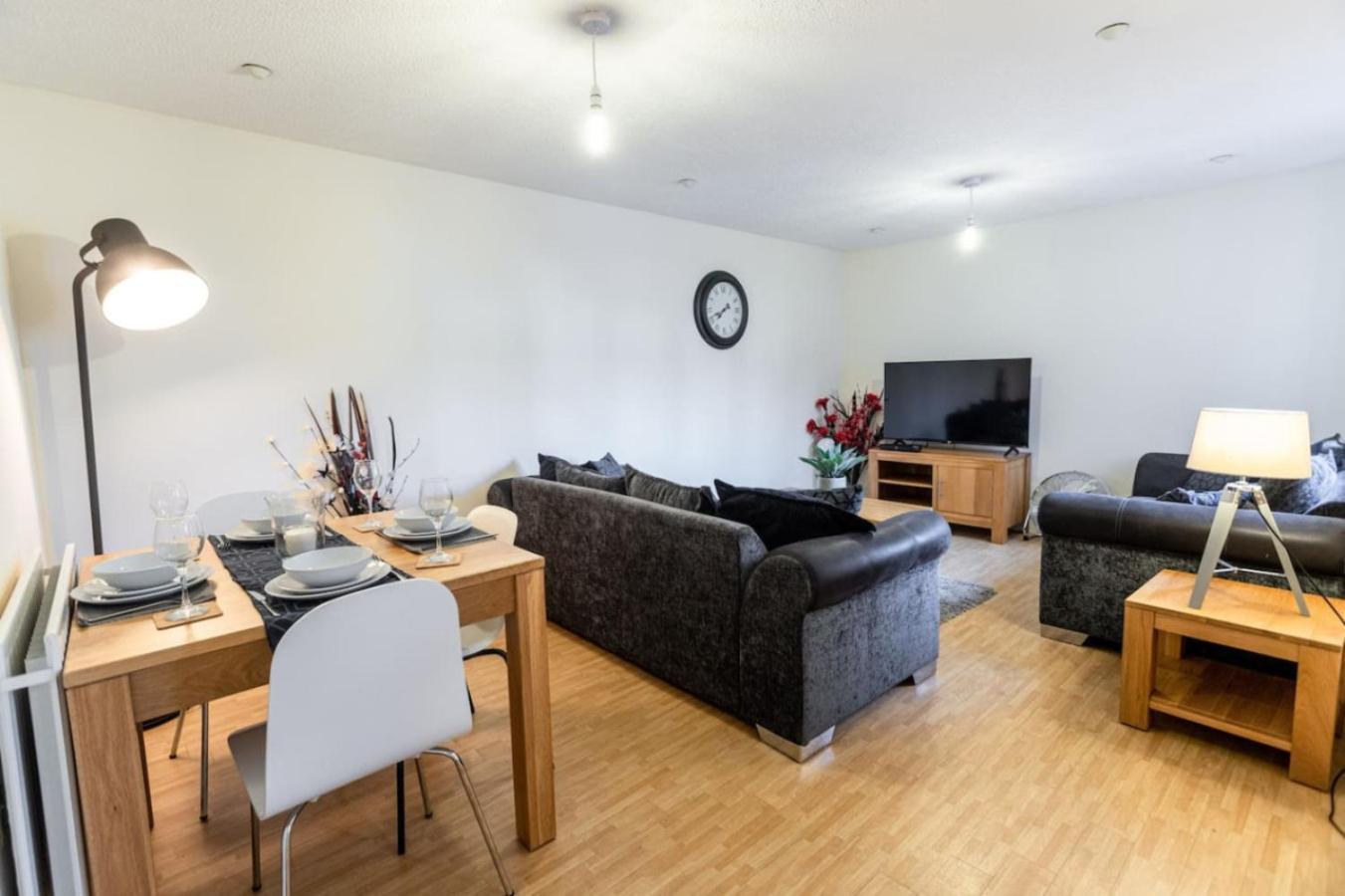 12fwc, 2 Bedroom Apartment, Sleeps 4, Free Parking, Town Centre Location * Swindon