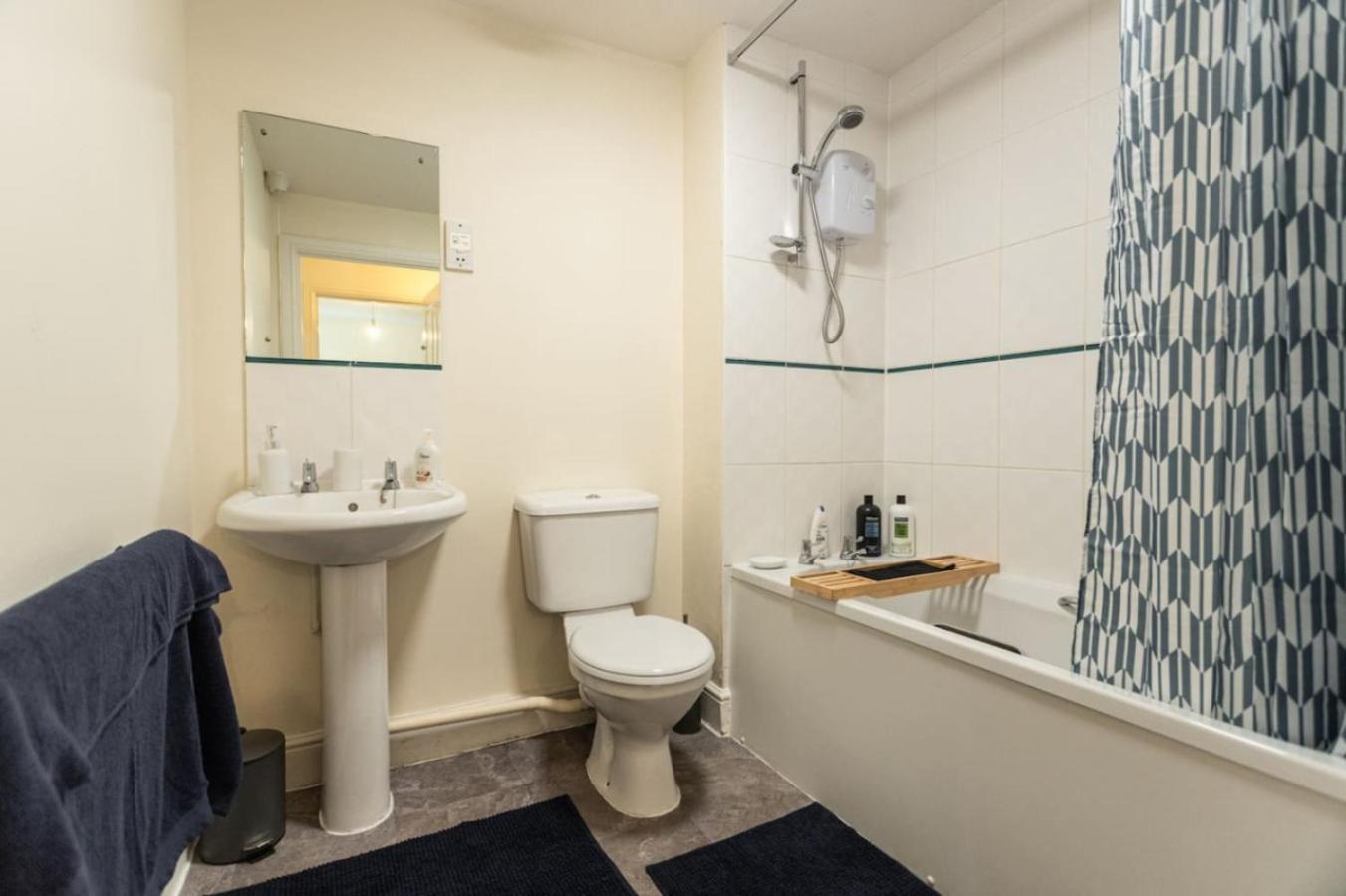 12fwc, 2 Bedroom Apartment, Sleeps 4, Free Parking, Town Centre Location Apartment