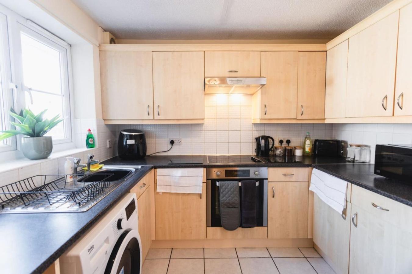 12fwc, 2 Bedroom Apartment, Sleeps 4, Free Parking, Town Centre Location Apartment Swindon