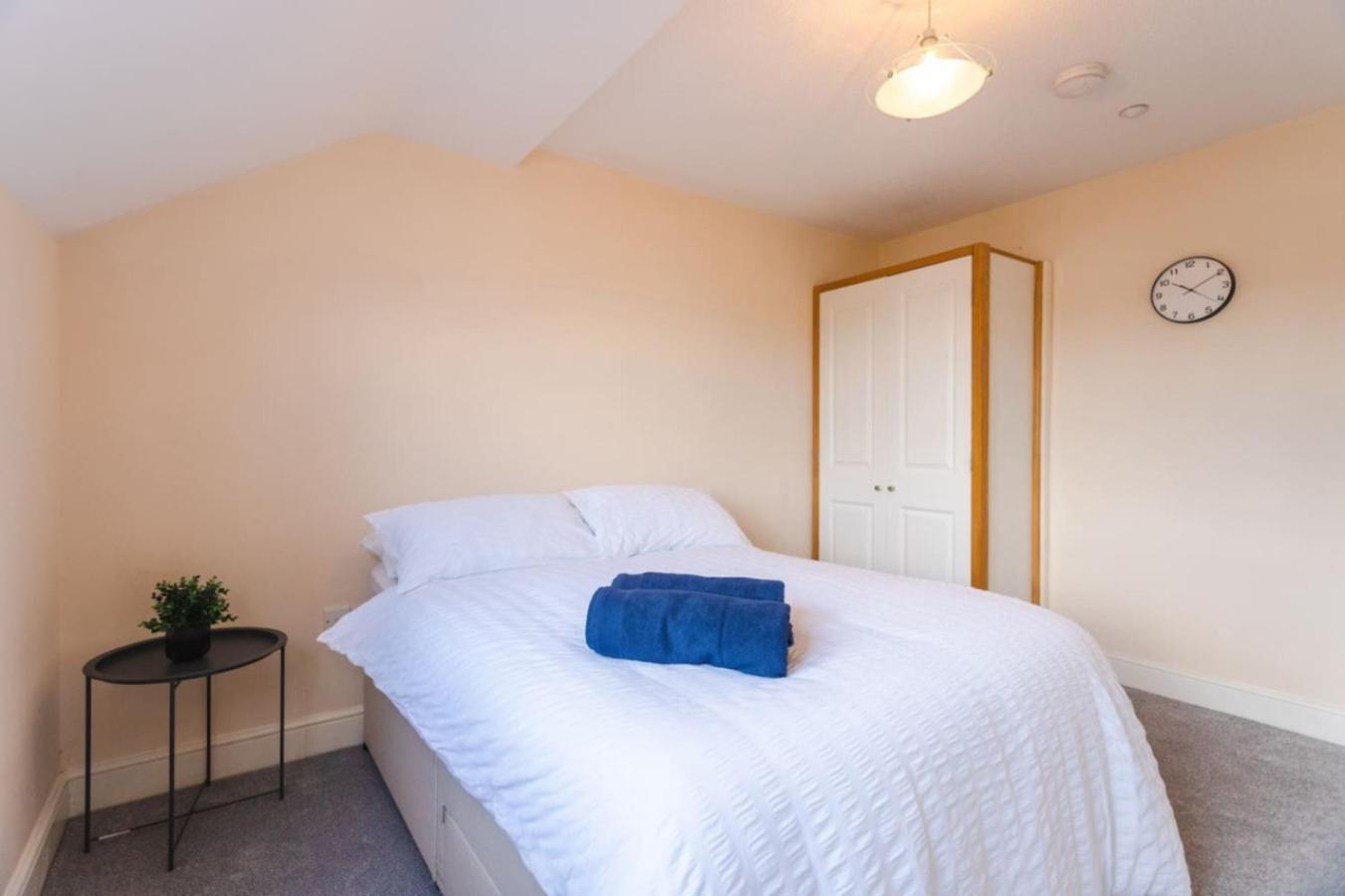 9fwc, 2 Bedroom Apartment, Sleeps 4, 2 Double Beds, Parking Apartment Swindon