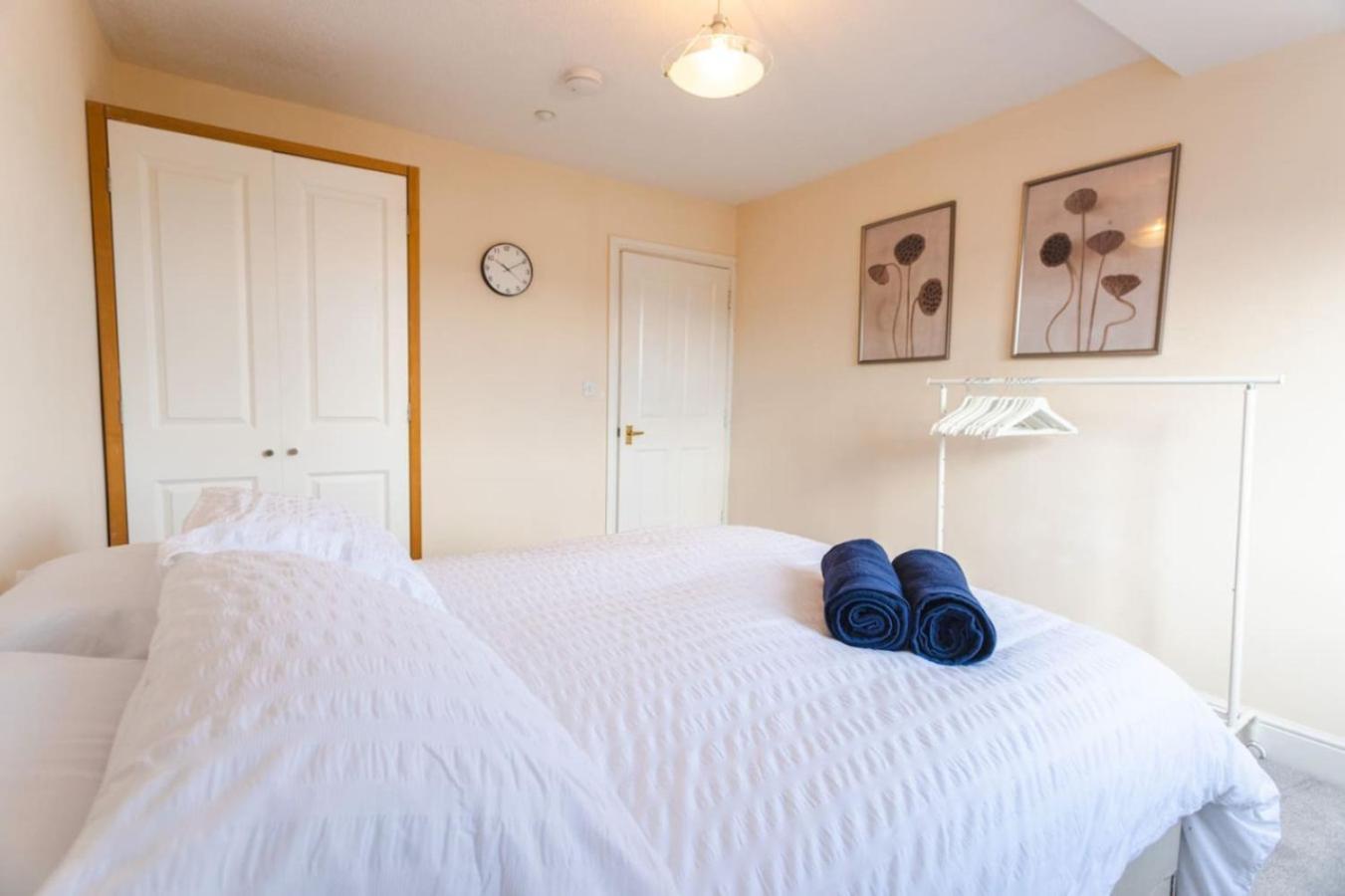 9fwc, 2 Bedroom Apartment, Sleeps 4, 2 Double Beds, Parking Apartment *