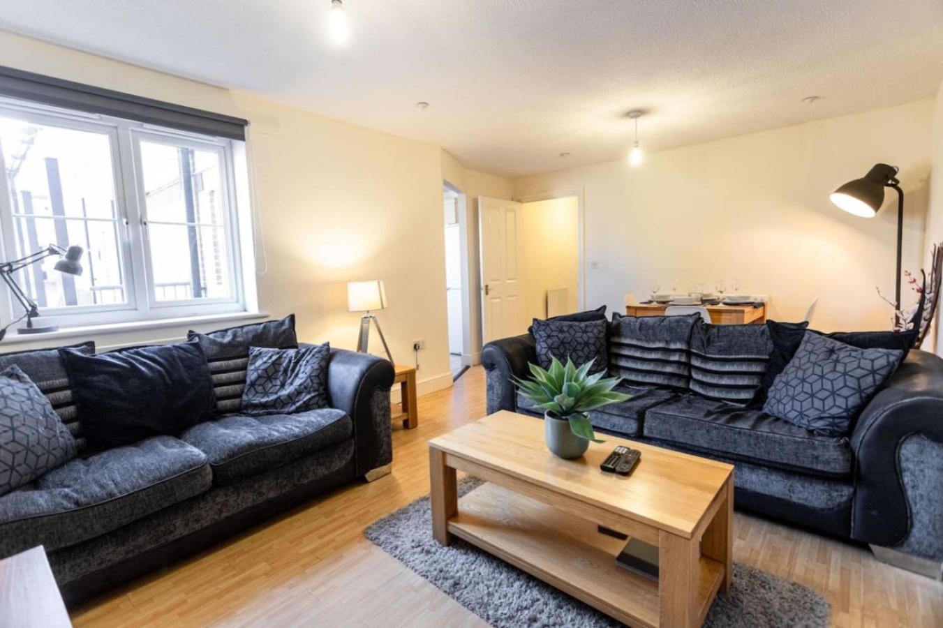 12fwc, 2 Bedroom Apartment, Sleeps 4, Free Parking, Town Centre Location Apartment Swindon
