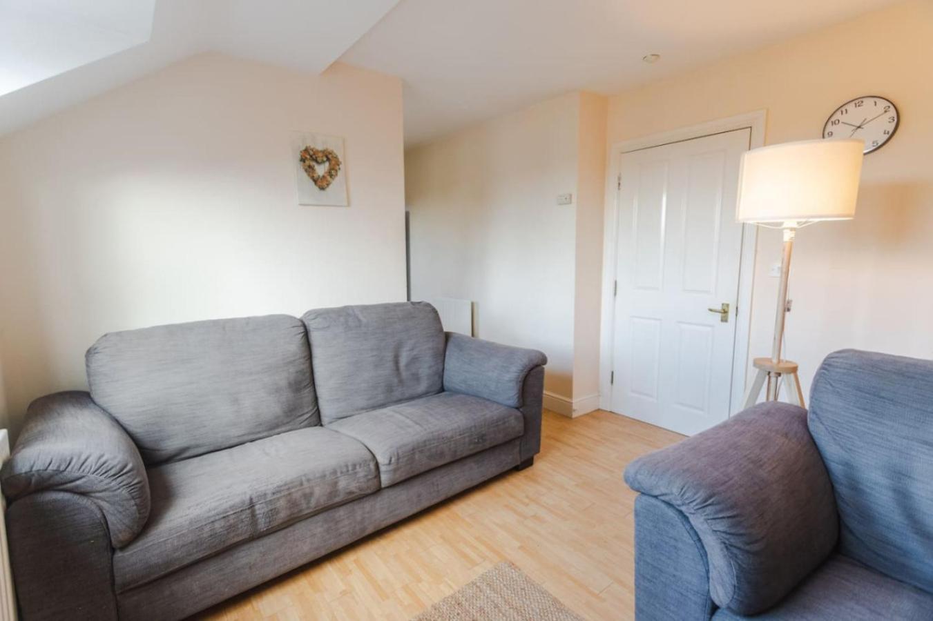 9fwc, 2 Bedroom Apartment, Sleeps 4, 2 Double Beds, Parking Swindon