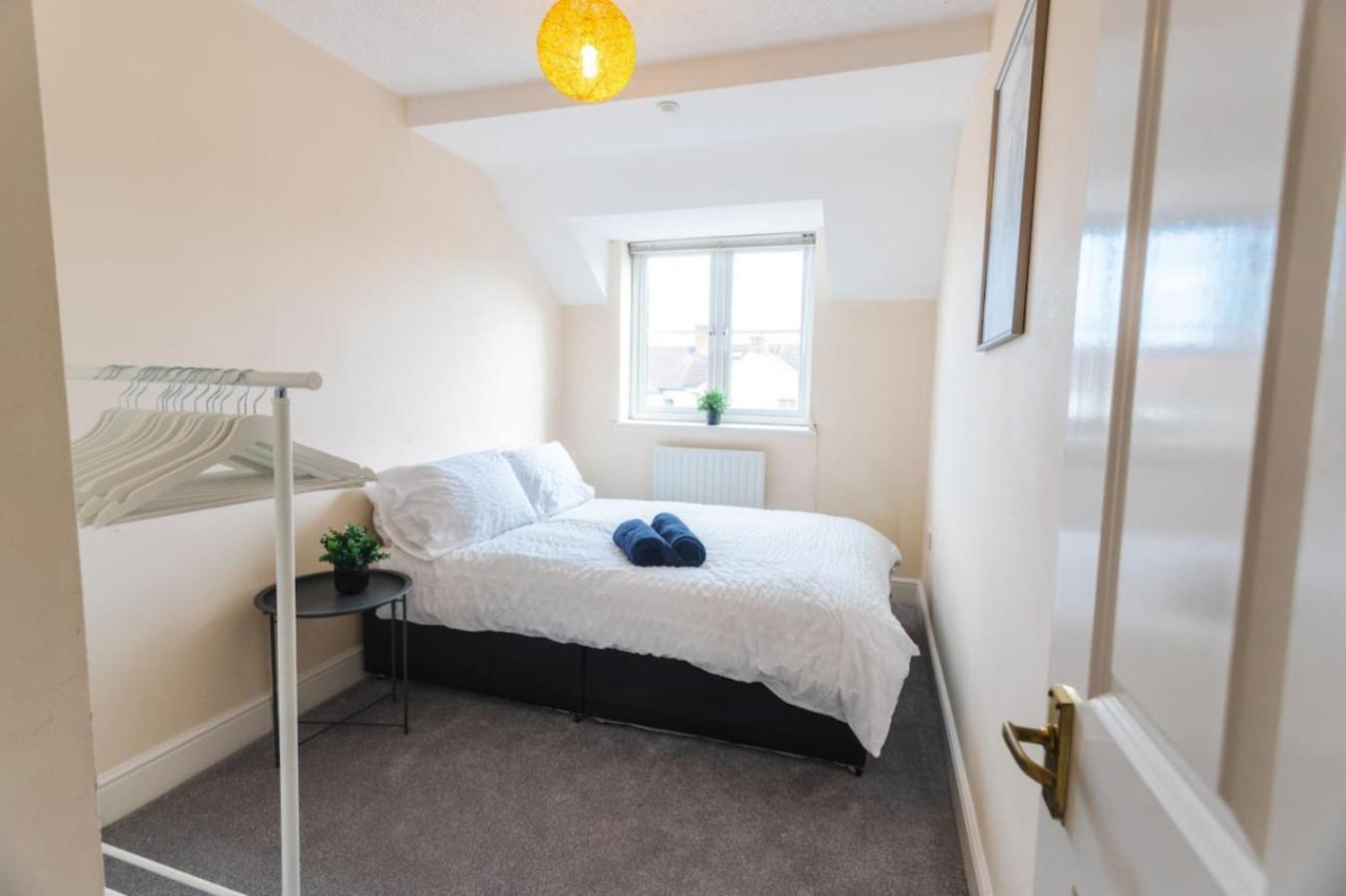 9fwc, 2 Bedroom Apartment, Sleeps 4, 2 Double Beds, Parking * Swindon