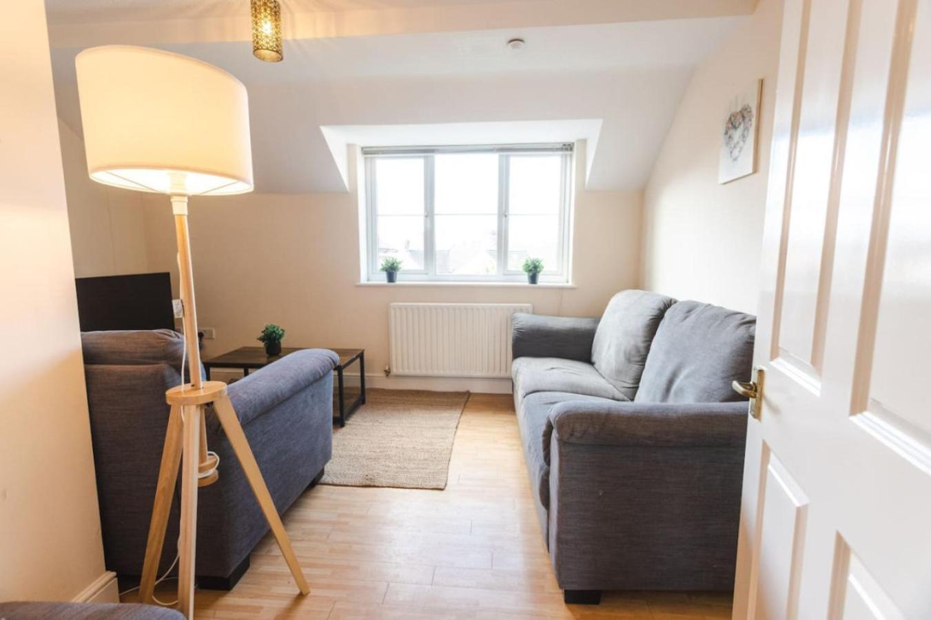 Apartment 9fwc, 2 Bedroom Apartment, Sleeps 4, 2 Double Beds, Parking