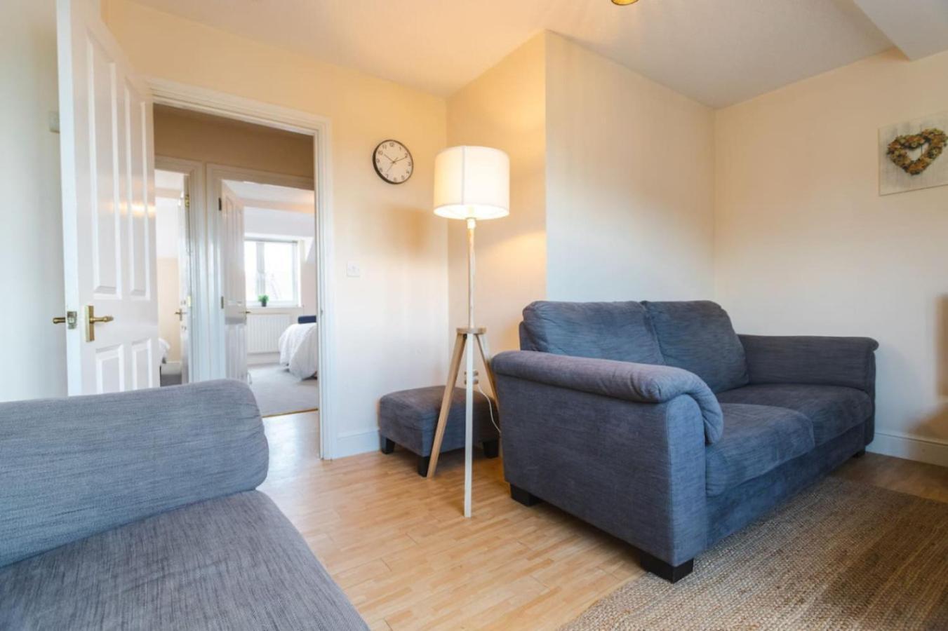 Apartment 9fwc, 2 Bedroom Apartment, Sleeps 4, 2 Double Beds, Parking