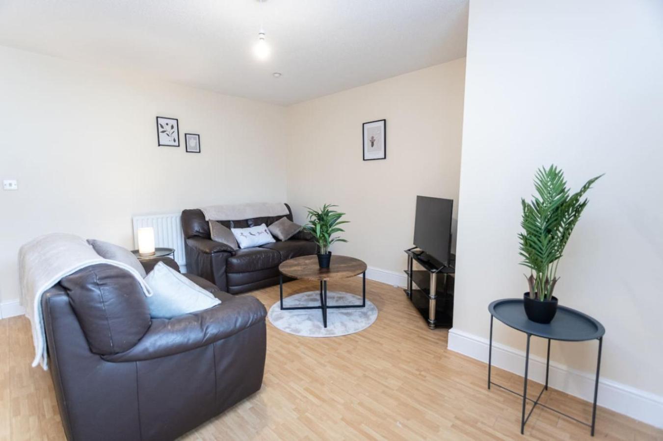 18fwc, 2 Bedroom, Sleeps 4, Town Centre Location, Secure Parking Swindon