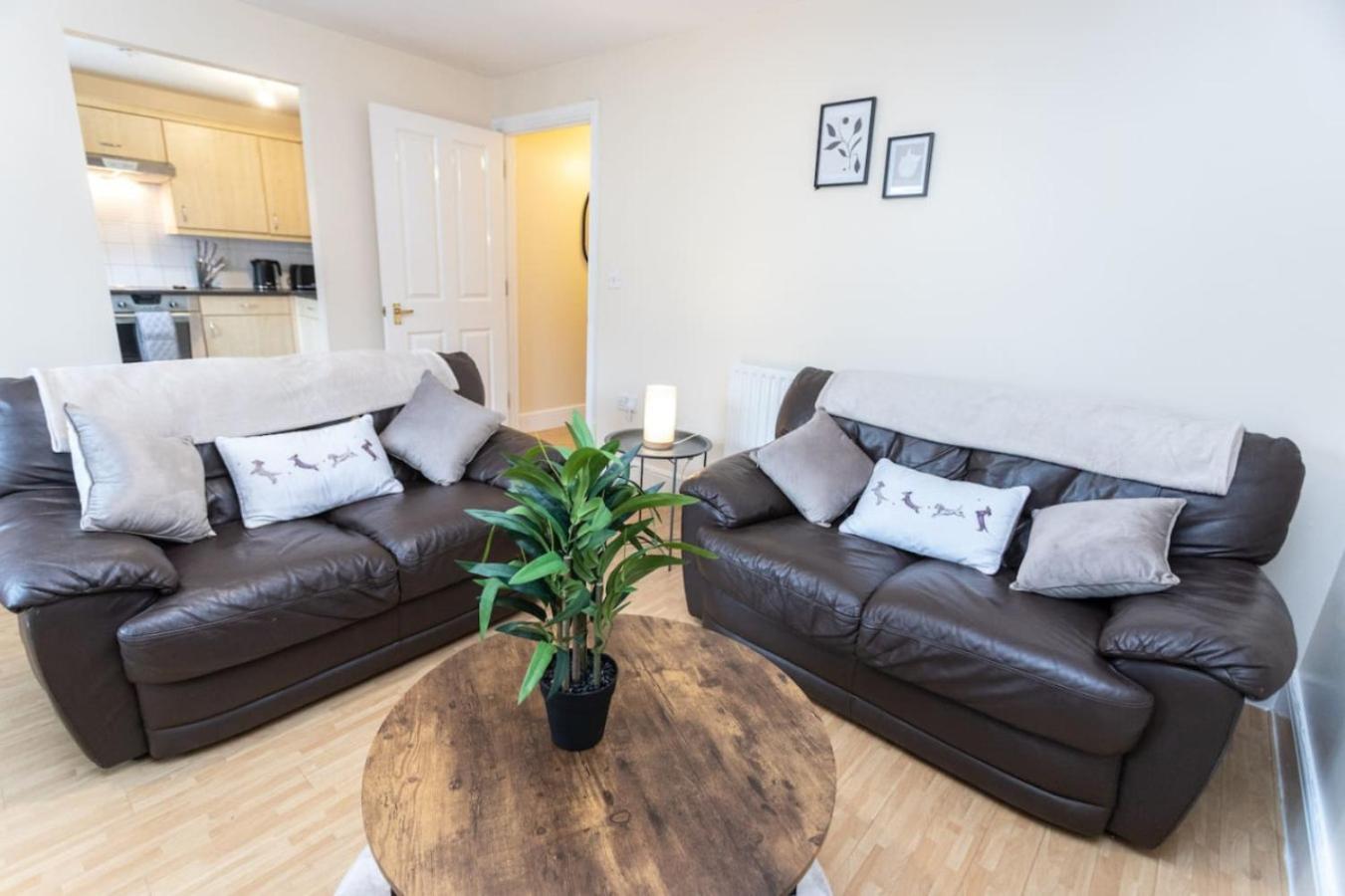 18fwc, 2 Bedroom, Sleeps 4, Town Centre Location, Secure Parking * Swindon
