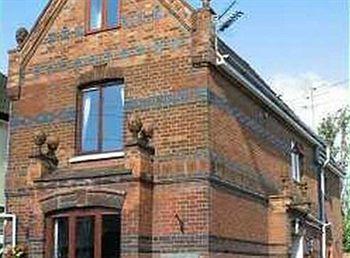 Jessamine 4* Swindon