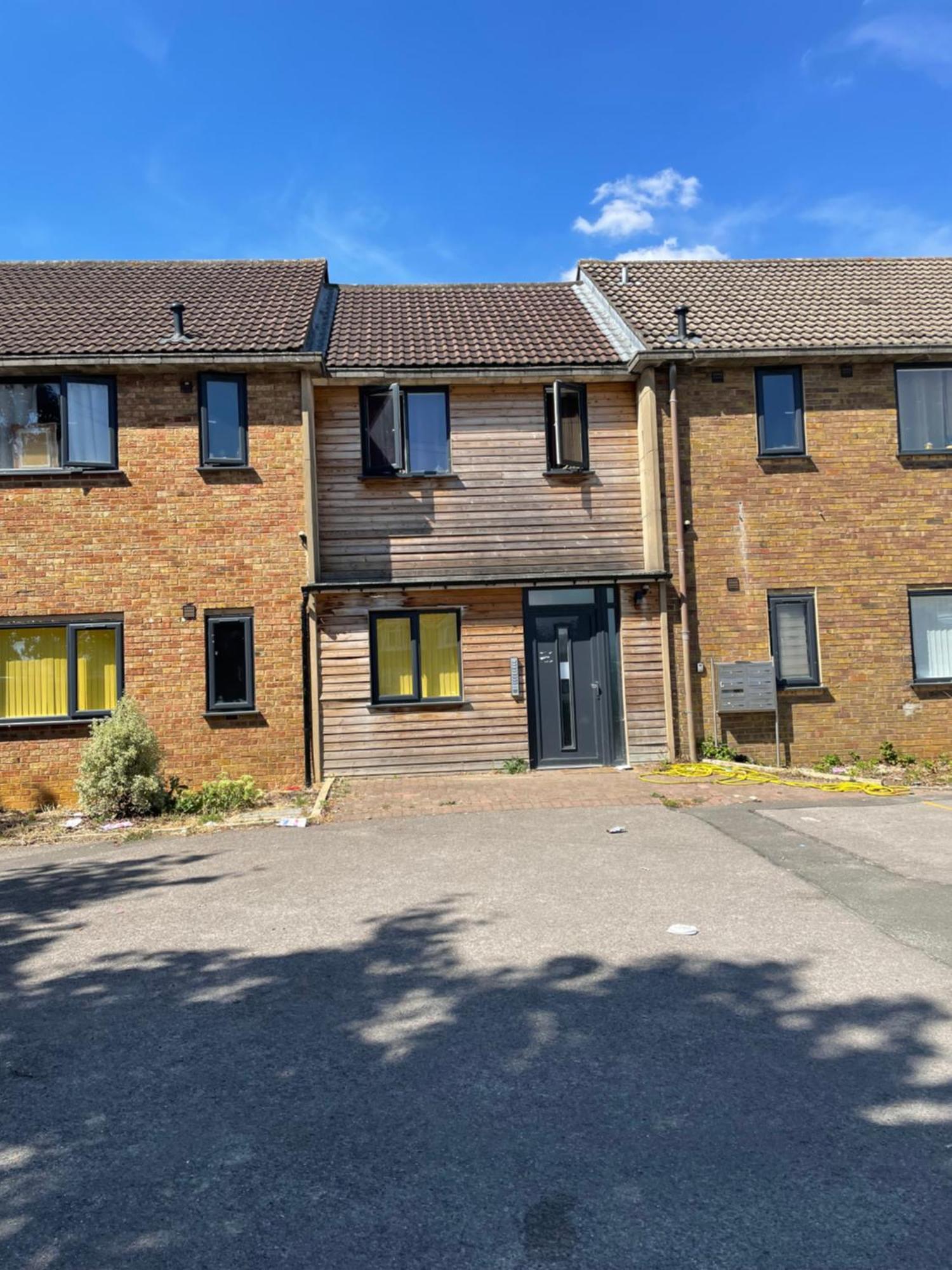 18cb 2 Bedroom Apartment, Sleeps 4, Long Stays, Free Parking In A Great Location * Swindon