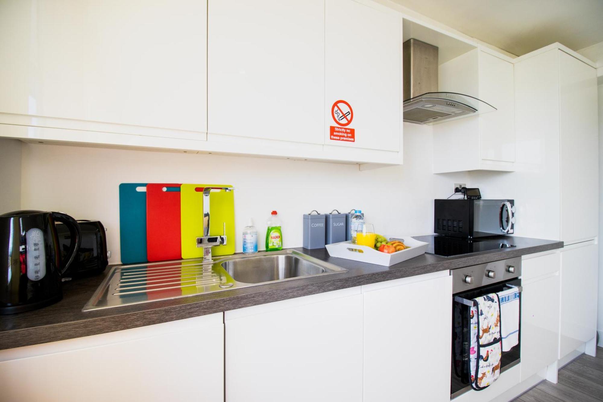 18cb 2 Bedroom Apartment, Sleeps 4, Long Stays, Free Parking In A Great Location *