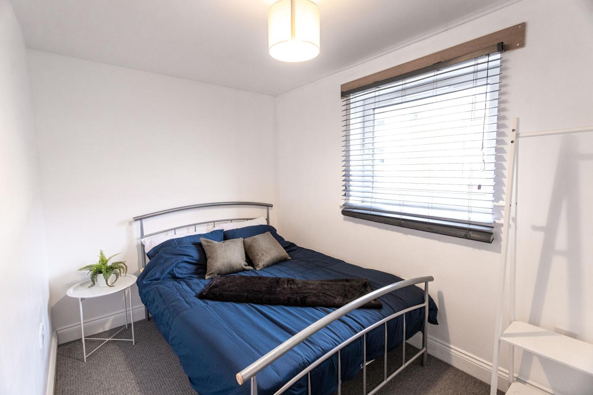 Contractors - Spacious - Long *
